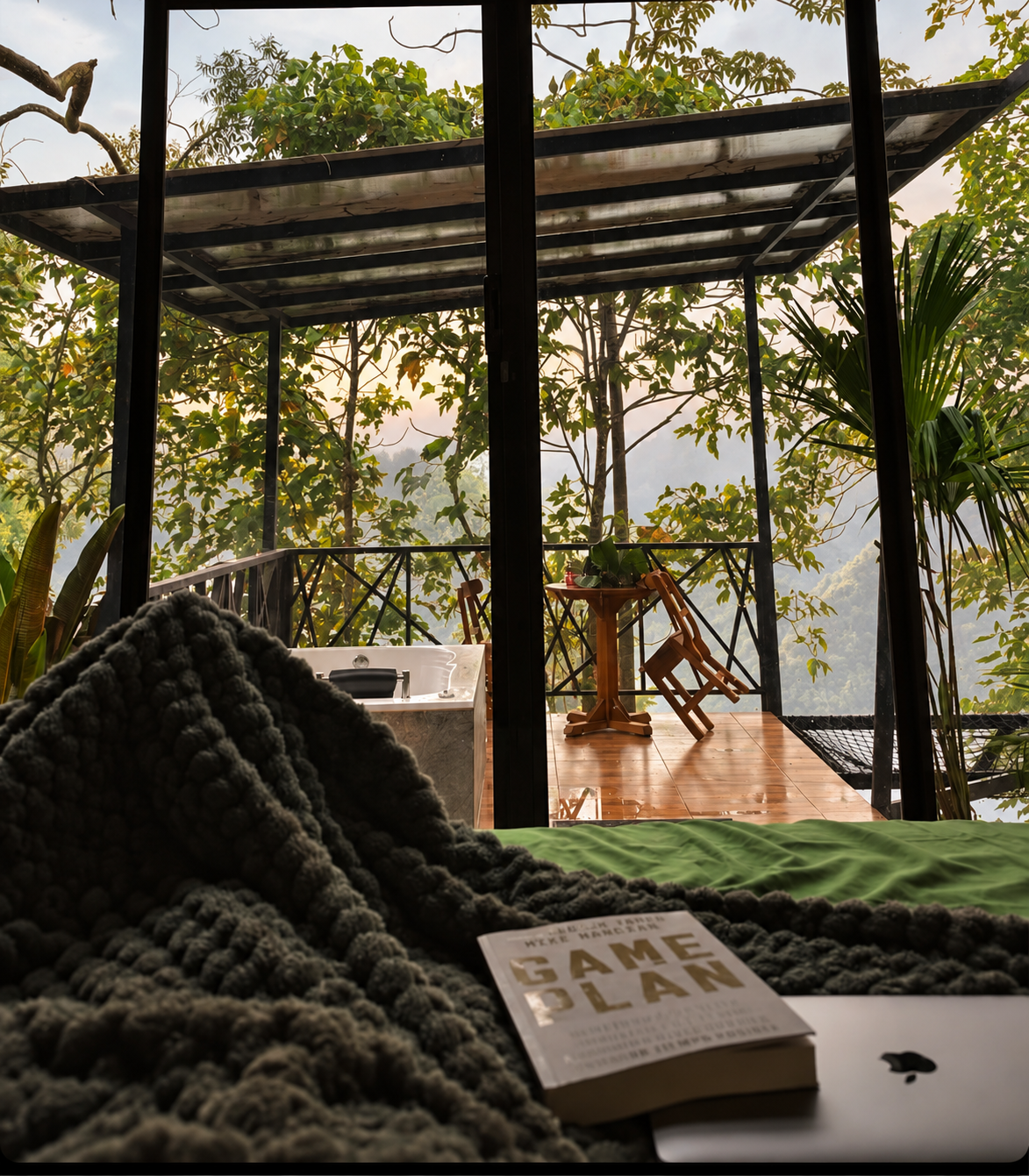 Vista desde la cama de Diwalli hacia el jacuzzi y las montañas