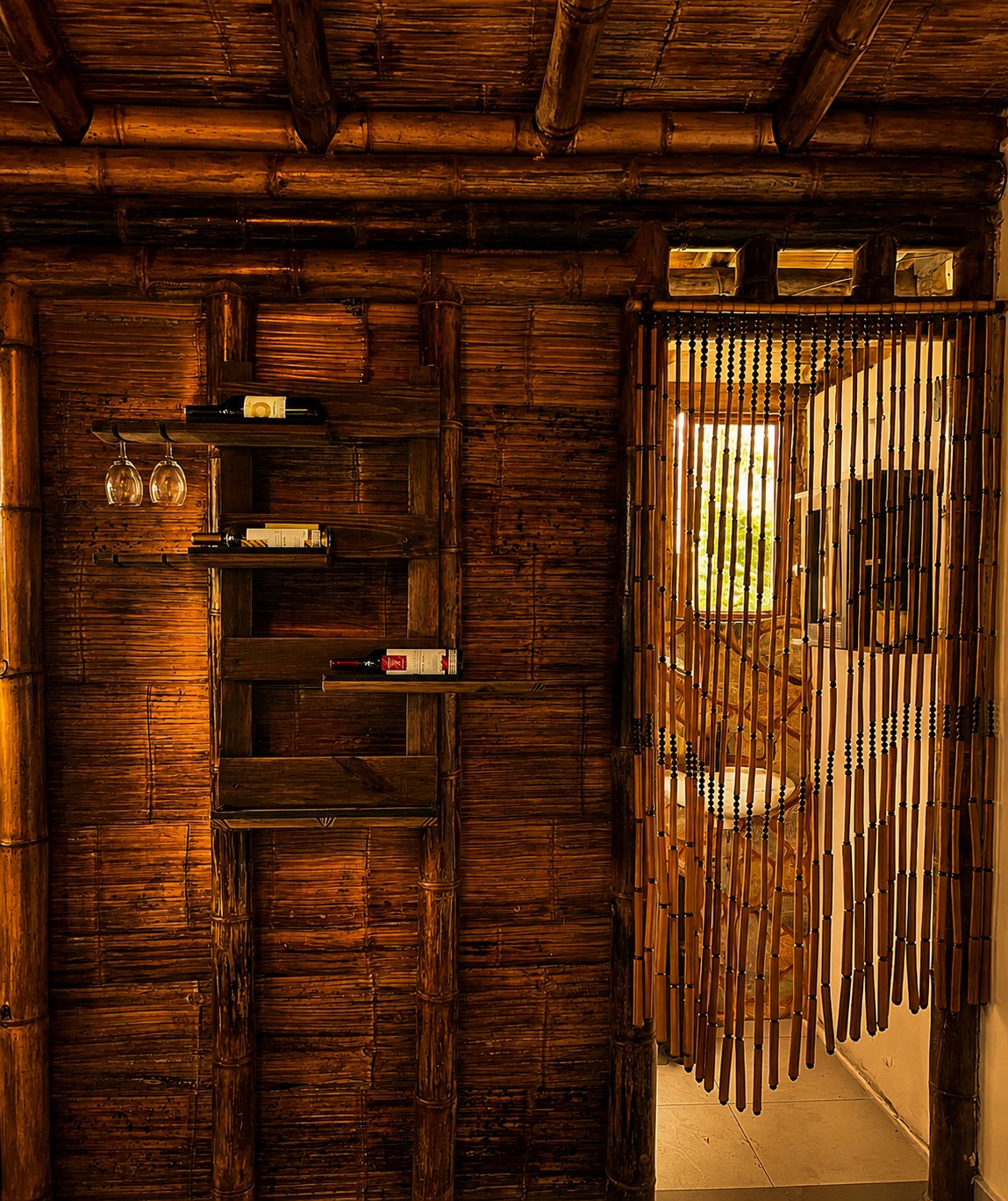 Rincón interior de bambú con cava de vinos en Ananda Luxury