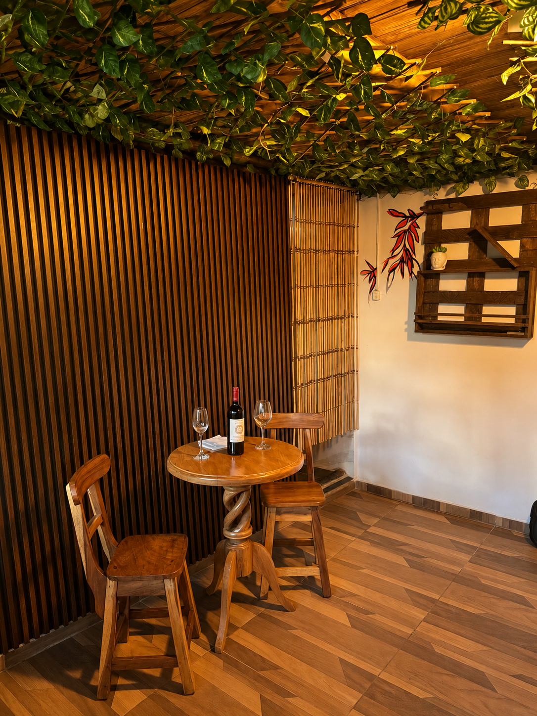 Comedor íntimo de Magic con dosel de luces y hojas